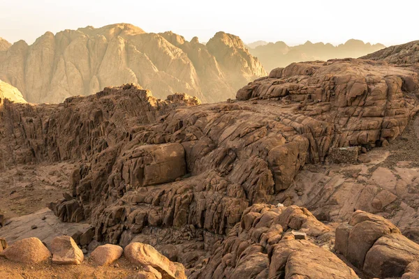 Moyen-Orient ou Afrique, chaîne de montagnes pittoresque et une grande vallée de sable photographie de paysages désertiques — Photo