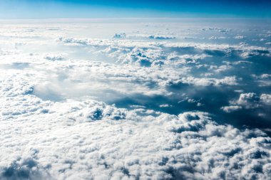 Beyaz bulutların üzerinde zemin veya su Üstten Görünüm