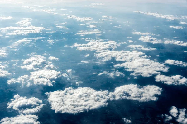 Κάτοψη του άσπρα σύννεφα πάνω από το έδαφος ή το νερό — Φωτογραφία Αρχείου