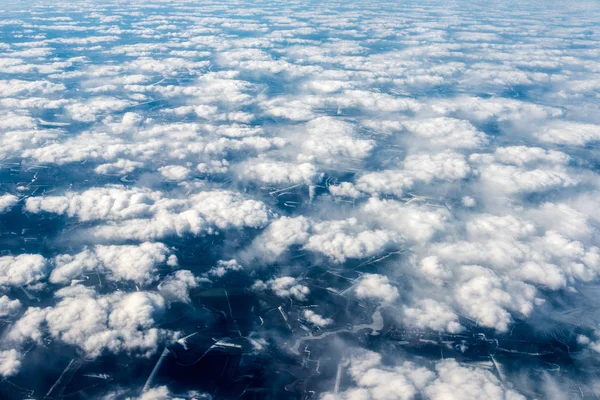 Vista dall'alto delle nuvole bianche sopra la città — Foto Stock