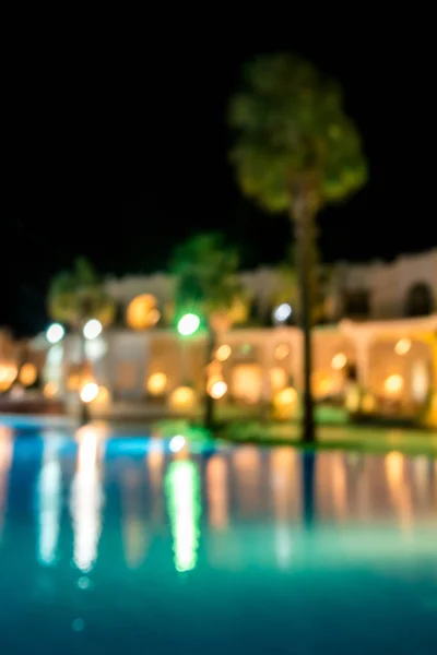 Interior del hotel con piscina, palmeras en desenfoque — Foto de Stock