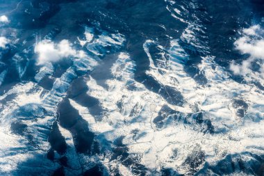 Beyaz Bulutların arasında yüksek dağlar görebilirsiniz Üstten Görünüm