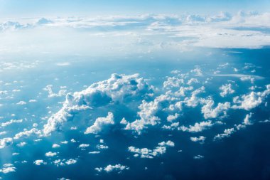 Beyaz bulutların üzerinde zemin veya su Üstten Görünüm