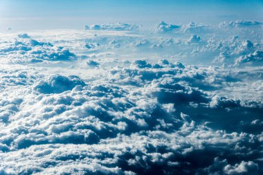 Beyaz bulutların üzerinde zemin veya su Üstten Görünüm
