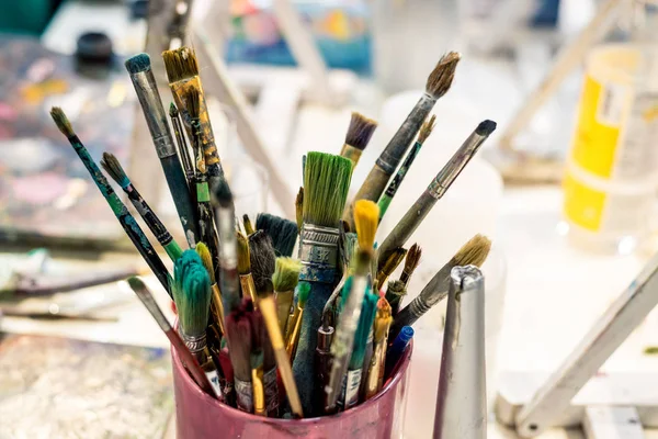 Ressamın fırça boya çok yakın çekim