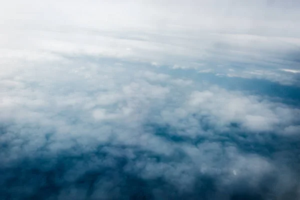 Vista superior de nubes blancas sobre el suelo o el agua —  Fotos de Stock