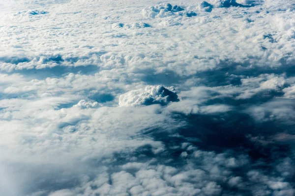 Vista dall'alto di nuvole bianche dal suolo o dall'acqua — Foto Stock