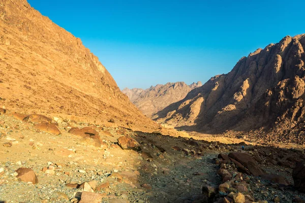 Közel-Keleten, vagy Afrikában, festői csupasz hegység és egy nagy homokos völgy sivatagi táj táj fotózás — Stock Fotó