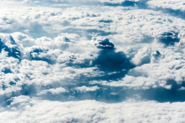 Beyaz bulutların üzerinde zemin veya su Üstten Görünüm