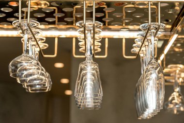 temiz şarap bardakları rafa asmak