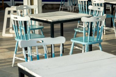 sokak kafe iç, açık ahşap masa ve sandalyeler