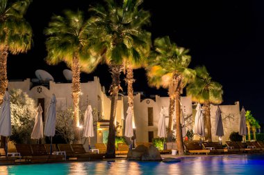 Sharm el-Sheikh, Mısır, 02/25/2019. Gece manzarası, havuz, evler ve palmiye ağaçları bakan otel iç