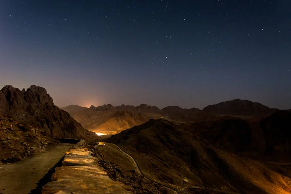 Éjszakai tájkép, kopasz hegyek ellen a csillagos ég — Stock Fotó
