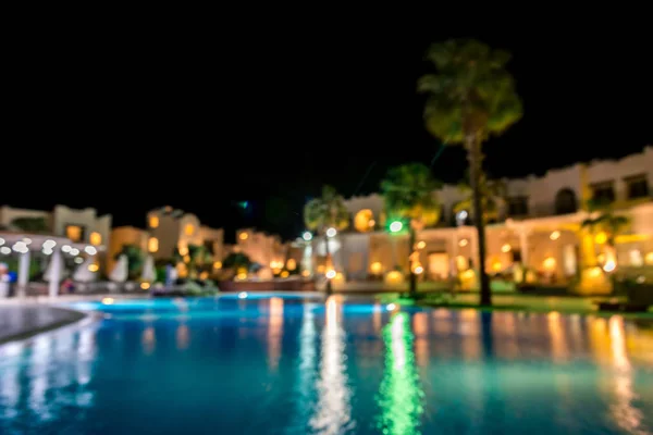 Sharm el-Sheikh, Egito, 25 / 02 / 2019. Paisagem noturna, interior do hotel com vista para a piscina, casas e palmeiras — Fotografia de Stock