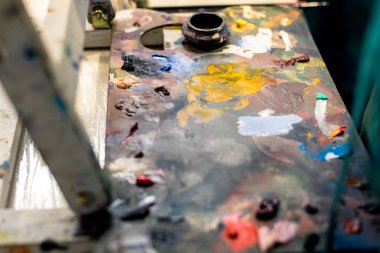 Karma yağlı boya çok renkli bir palet üzerinde farklı renkteki boyalar