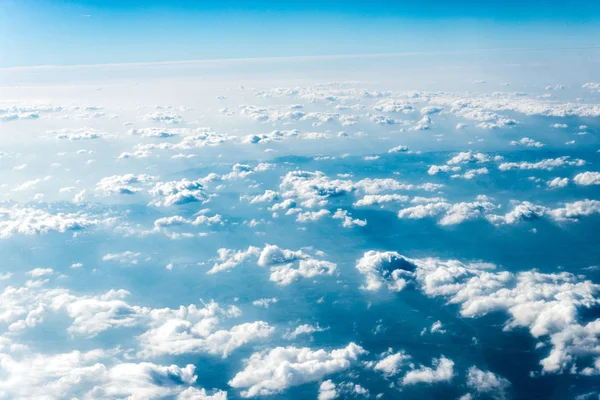 Vista superior de nubes blancas sobre el agua —  Fotos de Stock