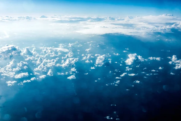 Vista dall'alto di nuvole bianche dal suolo o dall'acqua — Foto Stock