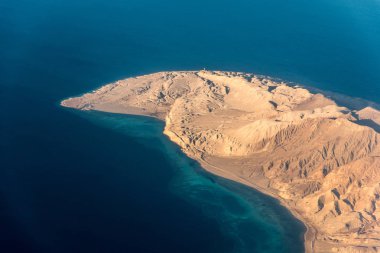 Mavi deniz arasında adanın bir bölümünün Üstten Görünüm