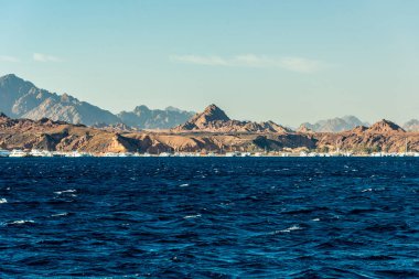 Deniz manzarası, b yüksek kel Dağları ile mavi deniz görünümü