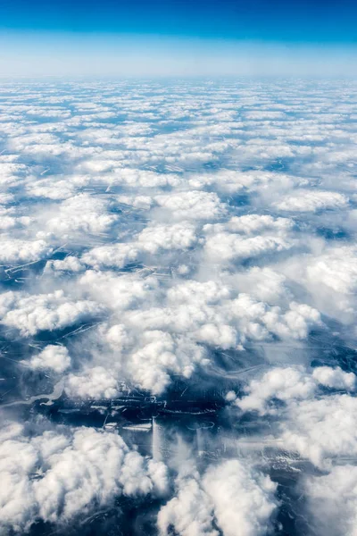 Vista superior de nubes blancas sobre la ciudad —  Fotos de Stock