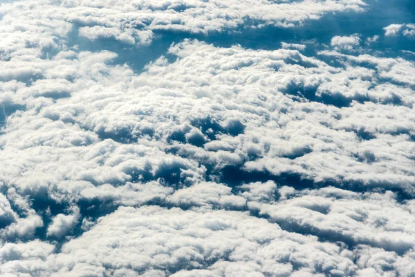Κάτοψη του άσπρα σύννεφα πάνω από το έδαφος ή το νερό — Φωτογραφία Αρχείου