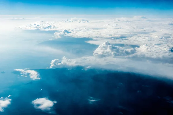 Vista dall'alto delle nuvole bianche sopra l'acqua — Foto Stock