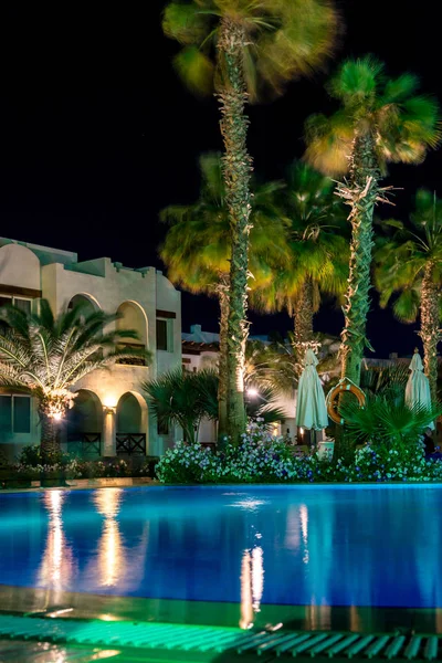 Sharm el-Sheikh, Egito, 25 / 02 / 2019. Paisagem noturna, interior do hotel com vista para a piscina, casas e palmeiras — Fotografia de Stock