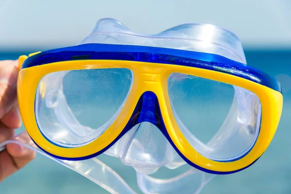 Geel-blauwe masker en snorkel voor het gehele frame — Stockfoto