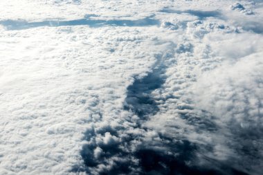 Beyaz bulutların üzerinde zemin veya su Üstten Görünüm