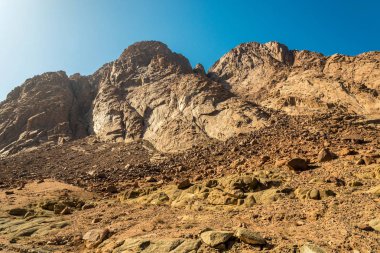 Orta Doğu ya da Afrika, pitoresk çıplak dağ silsilesi ve büyük kumlu vadi çöl manzaraları fotoğraf manzara
