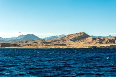 Deniz manzarası, b yüksek kel Dağları ile mavi deniz görünümü