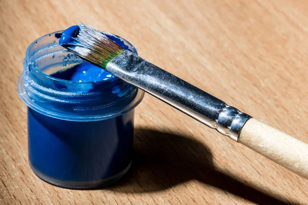 Tarro pequeño de pintura azul gouache con borla —  Fotos de Stock