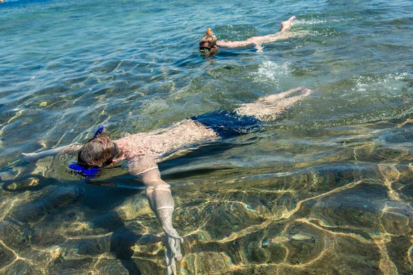 Utazási és a többi, a srác úszik a gyönyörű kék tenger, snorkeling — Stock Fotó