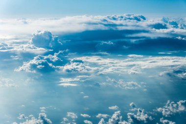 Beyaz bulutların üzerinde zemin veya su Üstten Görünüm