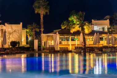 Sharm el-Sheikh, Mısır, 02/25/2019. Gece manzarası, havuz, evler ve palmiye ağaçları bakan otel iç