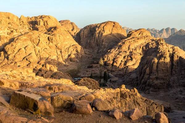 中東やアフリカ、美しい裸山脈と砂漠砂にある大きな谷の風景風景写真 — ストック写真