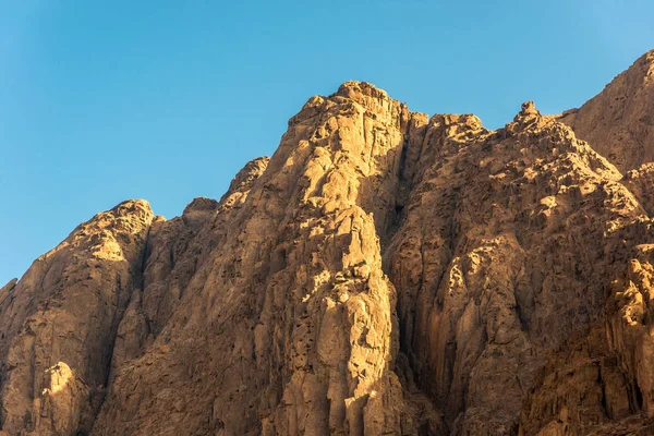 Moyen-Orient ou Afrique, chaîne de montagnes pittoresque et une grande vallée de sable photographie de paysages désertiques — Photo