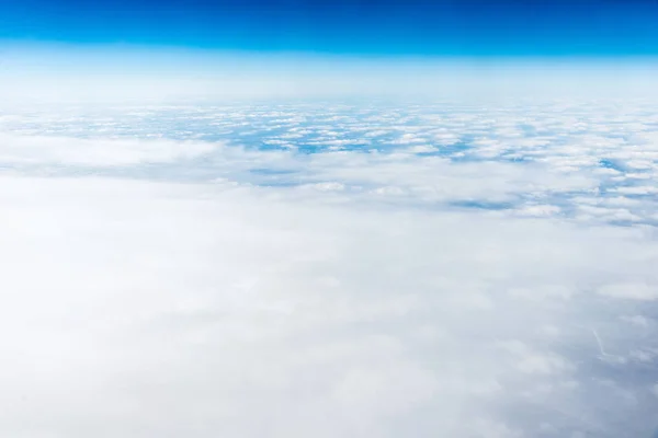 Vue de dessus des nuages blancs au-dessus du sol ou de l'eau — Photo