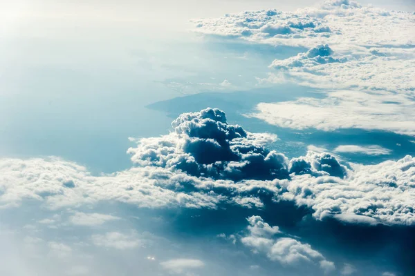 Beyaz bulutların üzerinde zemin veya su Üstten Görünüm — Stok fotoğraf