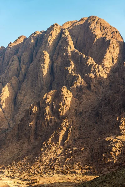 Φωτογραφία τοπίου της Μέσης Ανατολής ή Αφρικής, γραφικής οροσειράς γυμνά και μια μεγάλη αμμώδη πεδιάδα τοπία της ερήμου — Φωτογραφία Αρχείου