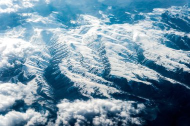 Beyaz bulutların üzerinde zemin veya su Üstten Görünüm
