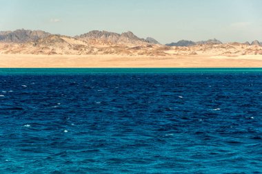 Deniz manzarası, b yüksek kel Dağları ile mavi deniz görünümü