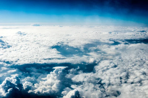 Beyaz bulutların üzerinde zemin veya su Üstten Görünüm