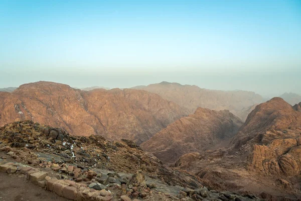 Közel-Keleten, vagy Afrikában, festői csupasz hegység és egy nagy homokos völgy sivatagi táj táj fotózás — Stock Fotó