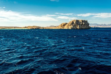 Deniz manzarası, b yüksek kel Dağları ile mavi deniz görünümü