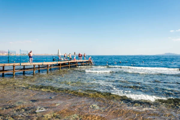 Reisen und Urlaub, Meer, Seebrücke mit defokussierten Menschen. — Stockfoto