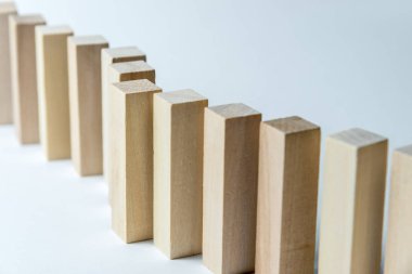 Bir kuyruk sembolü olarak, bir pozisyon veya takım için rekabet, bir düzensiz beyaz arka planda ahşap küpler uzun kavisli çizgi. Yatay çerçeve