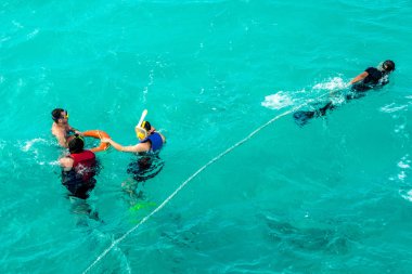 Boş zaman ve spor, mavi denizde Şnorkelle birkaç kişi