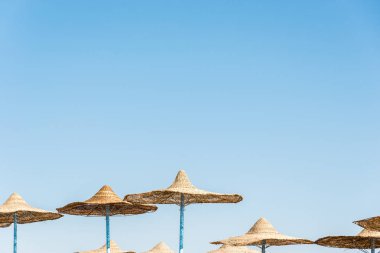 Deniz Akdeniz Beach yalnız hasır güneş şemsiyesi. Natura