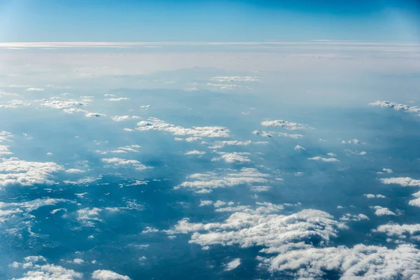 Vista superior de nubes blancas sobre el agua —  Fotos de Stock